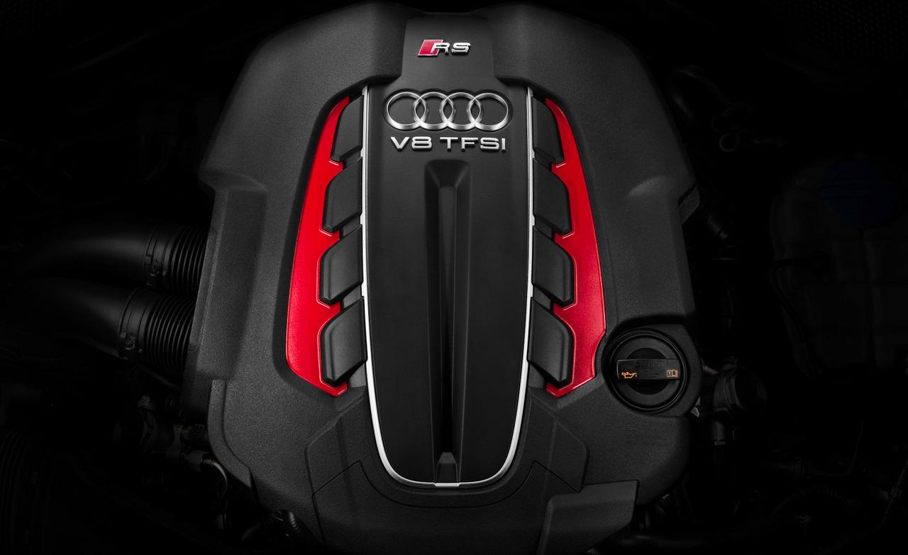 Automobilový motor počas diagnostiky